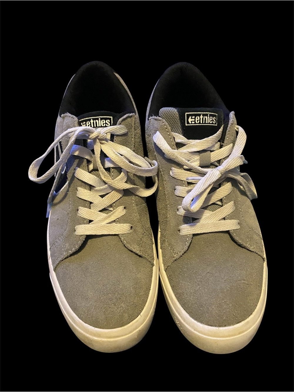 Etnies Domain Gray Suede Men’s Skate Sneakers with White Laces